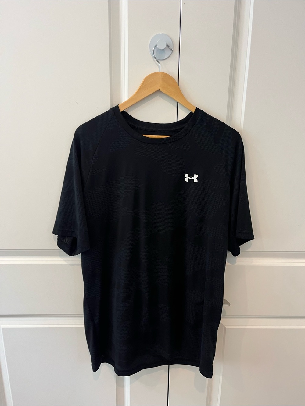 Under Armour Men’s XL Athletic Tees set of 2 black camo & olive camo print